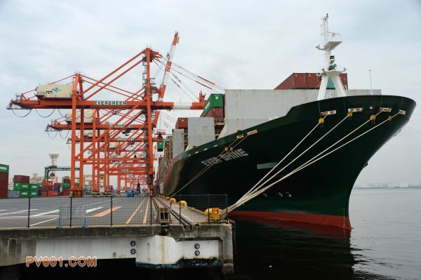 资料图片：日本东京港口集装箱码头
