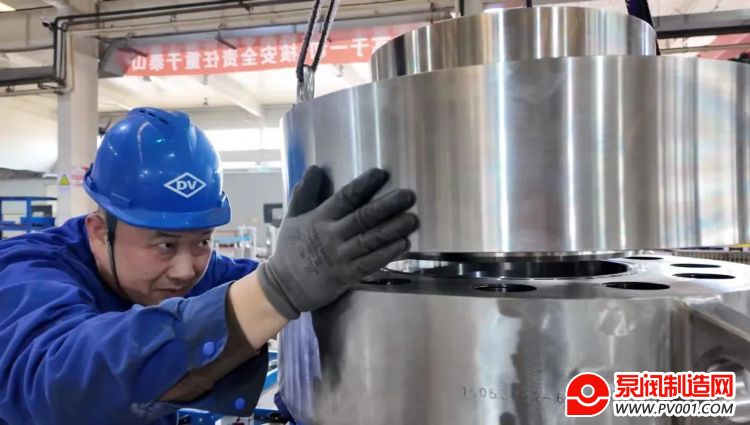 ��������Ա���ھ�ϸ�ؿ�չ��һ�����Ʒ�װ��������